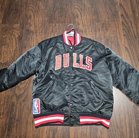 VTG 90s NBA CHICAGO BULLS STARTER REVERSIBLE SATIN BOMBER JACKET